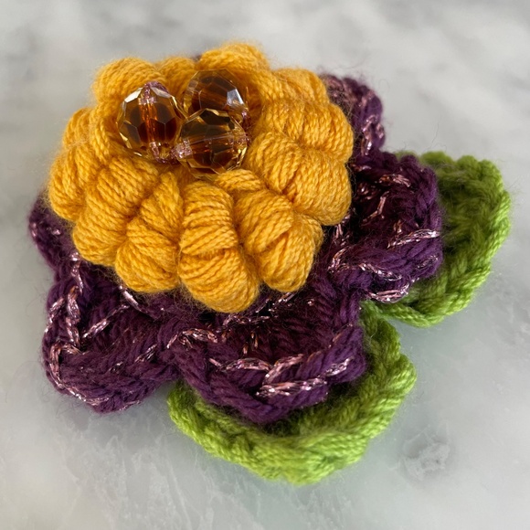 3D handmade crochet flower brooch - Picture 3 of 6
